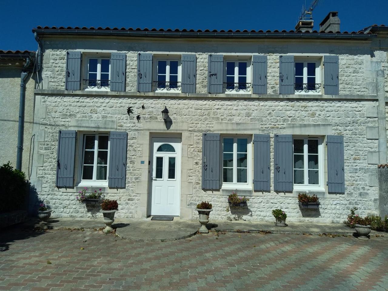 Gite Climatise Les Hirondelles — 4-Star Luxury Hotel in Pons, France