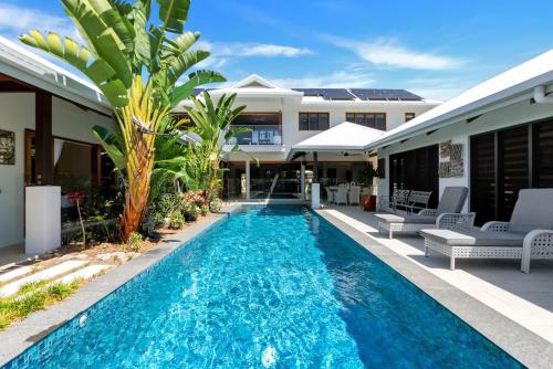 The Peony Isle Luxe Lakeside Haven With Pool Spa — Trinity Beach