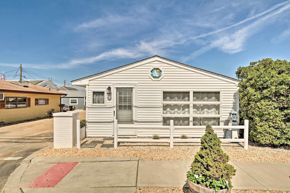 Beachy Lavallette Cottage W Outdoor Shower Patio 17919136 — Lavallette