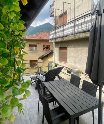 Timco Apartment with Big Terrace Partial Lake View And Air Conditioner — 4-Star Luxury Hotel in Torno, Italy
