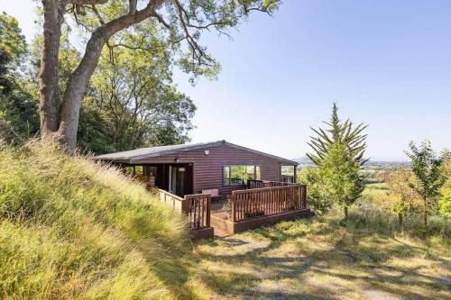 Grove Lodge Contemporary Cabin in Mendip Hills — 4-Star Luxury Hotel in Axbridge, United Kingdom