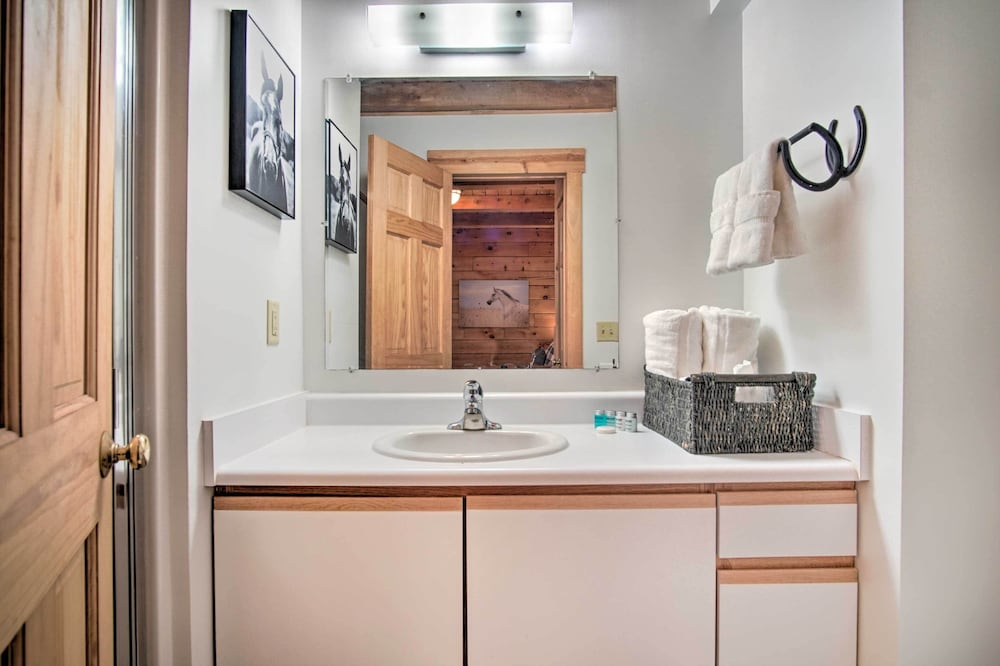 Rustic Rothbury Cabin with Resort Amenity Access - photo 21