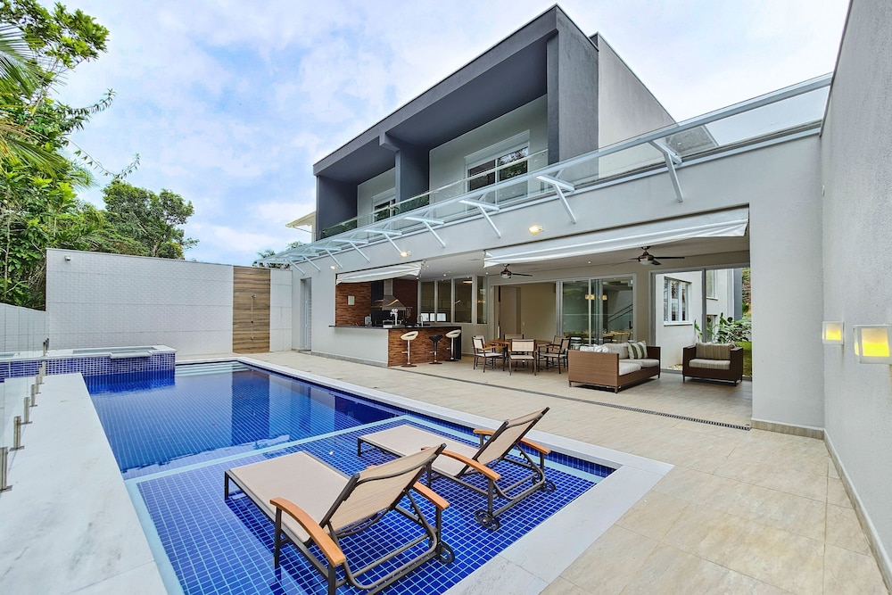 Casa de 400m e piscina próximo à praia — 4-Star Luxury Hotel in Bertioga, Brasil