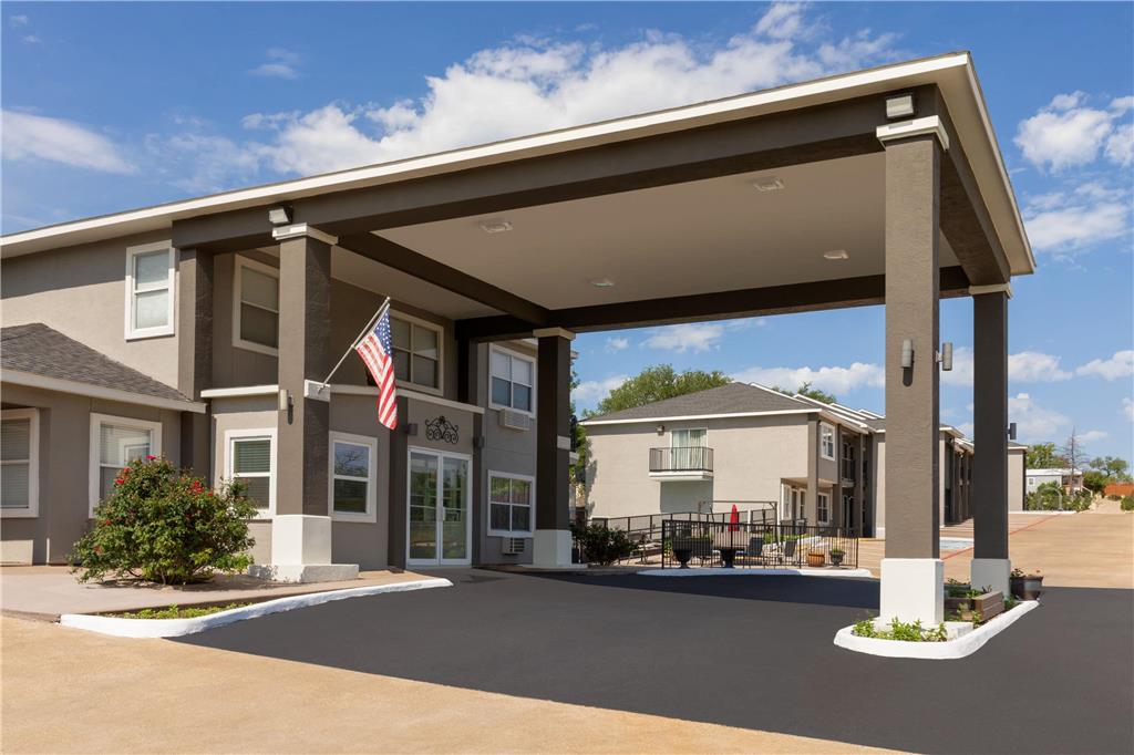 Days Inn by Wyndham Suites Fredericksburg - carbon neutral hotel in Fredericksburg
