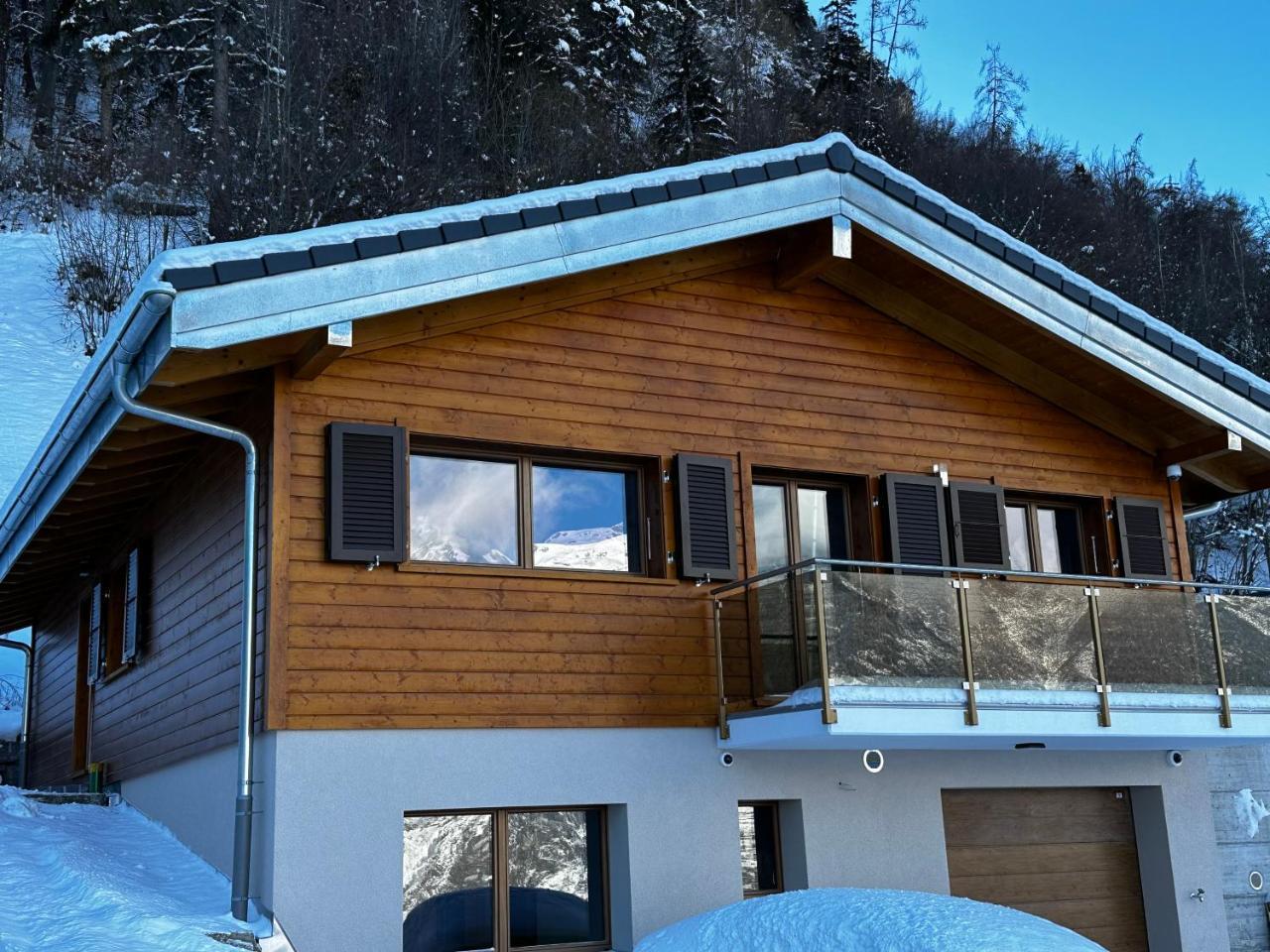 Chalet Les Louettes à Sapinhaut Canton du Valais — 4-Star Luxury Hotel in Saxon, Switzerland