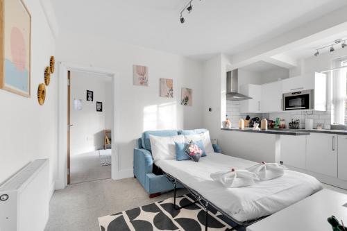 1 Min to Tube Fully Stocked Kitchen & Work Hub for Easter Getaways — 4-Star Luxury Hotel in London, United Kingdom