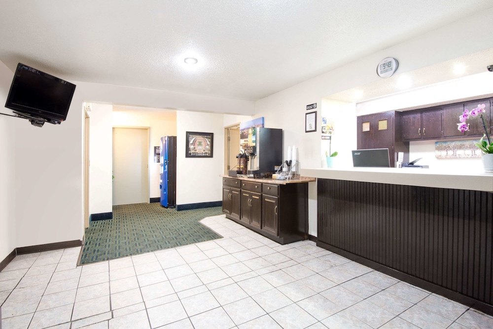 Super 8 by Wyndham Pittsburgh PA Airport University Area — hotel in Coraopolis