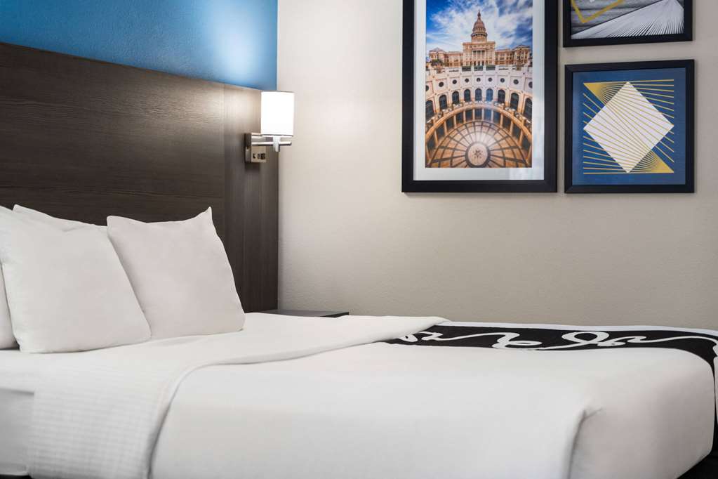 La Quinta Inn & Suites by Wyndham Round Rock North - photo 32