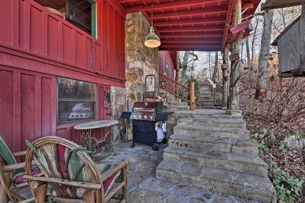 Spacious Waterfront Retreat w Dock & Hot Tub — hotel in Mentone