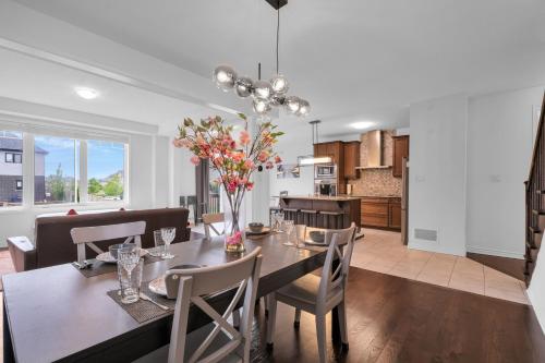 Entire 6BR 2 king 8 beds in total pets 3 GB WiFi in Kitchener, Canada