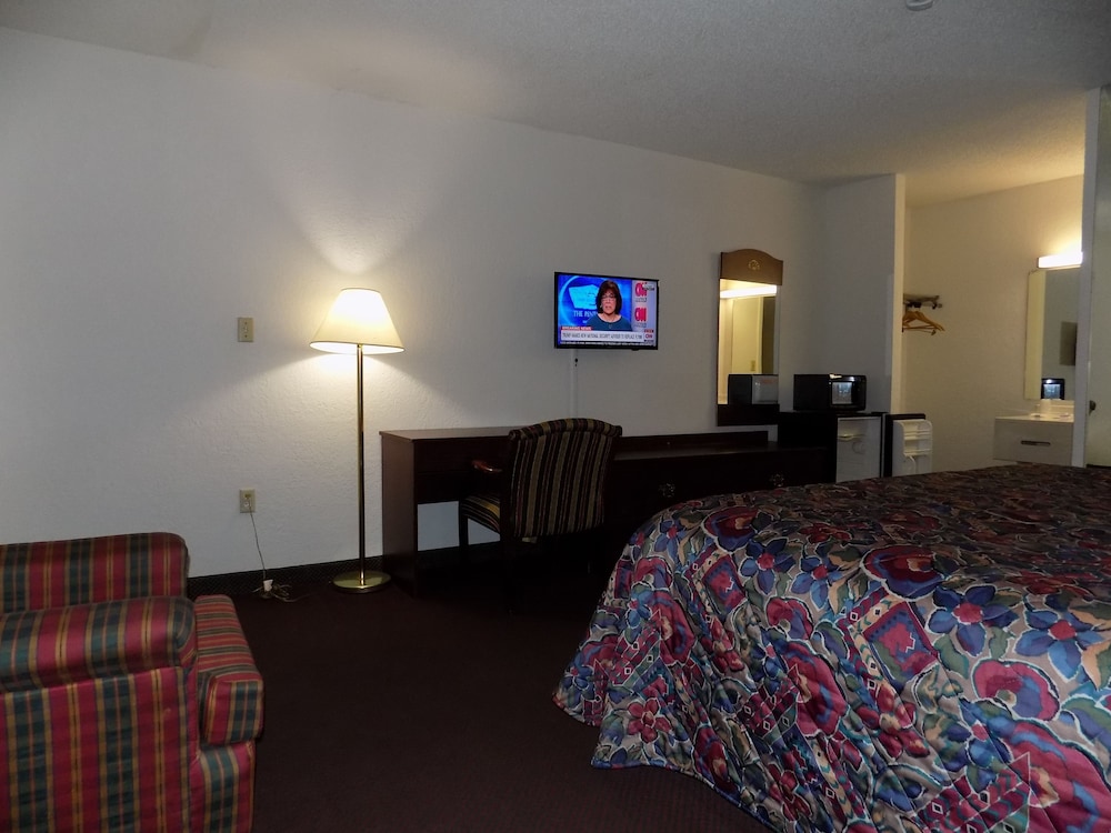 Topeka Plaza Inn - photo 21