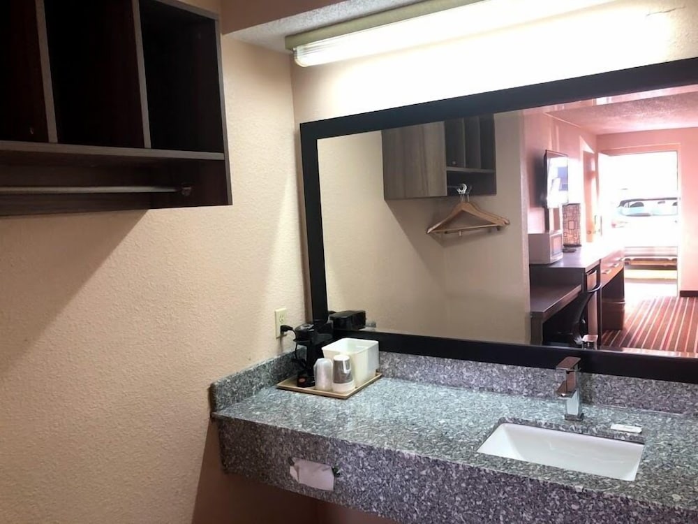 Legacy Inn Sumner - photo 31