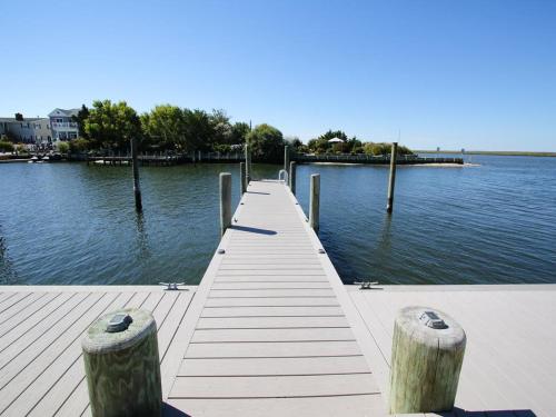Hi Speed Wifi Pets Considered Bayfront Bay Views Beach Badges Private Yard Decking Outdoor Shower — hotel in Ship Bottom