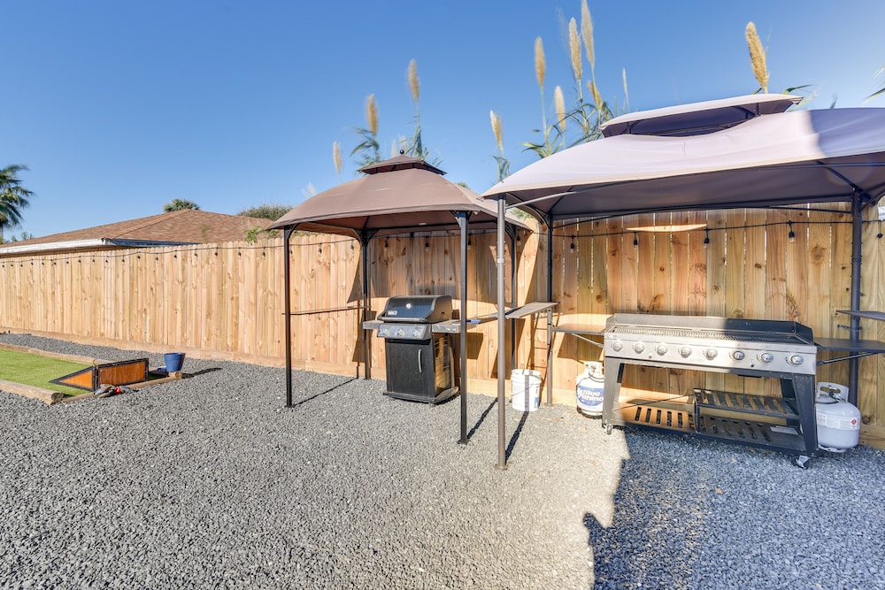 Galveston Getaway w Shared Yard Walk to Seawall - photo 5