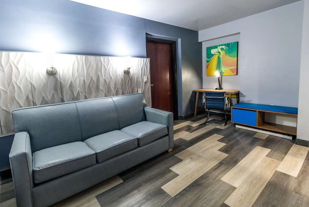 Days Inn & Suites by Wyndham Milwaukee - photo 14