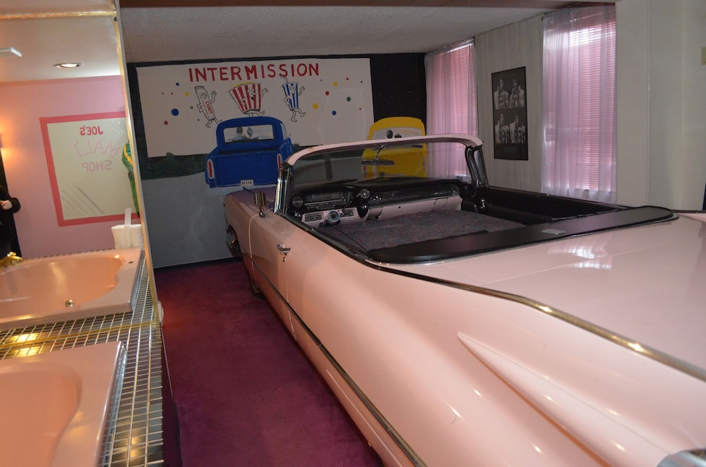 Red Carpet Inn And Fantasuite Hotel - photo 14