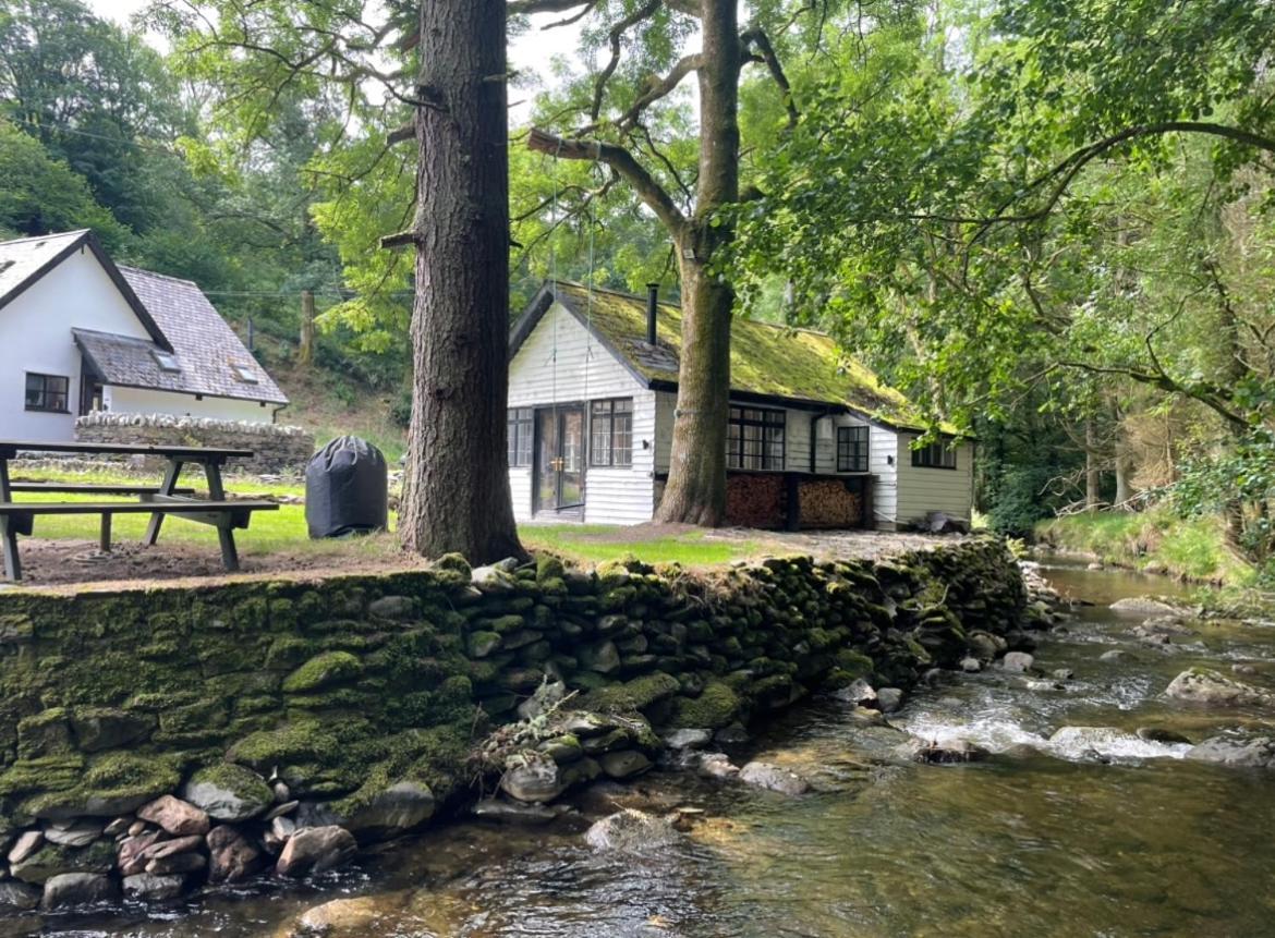 Cuckoo Cabin Tyn Y Cwm — 4-Star Luxury Hotel in Machynlleth, United Kingdom