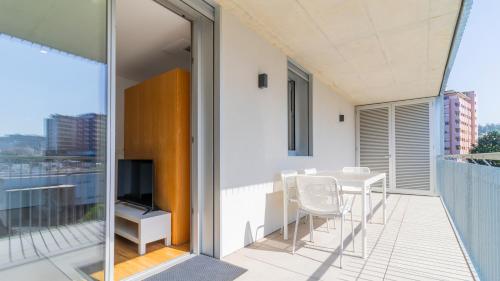Infante Studio w Parking by LovelyStay — 4-Star Luxury Hotel in Vila Nova De Gaia, Portugal