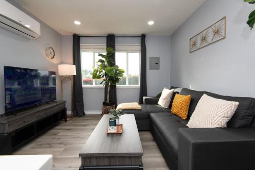 Spacious 3 Bedroom 2 Bathroom Apartment with Free Onsite Parking — 4-Star Luxury Hotel in Los Angeles, United States