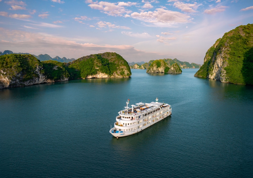 The Au Co Cruises — 4-Star Luxury Hotel in Ha Long, Vietnam
