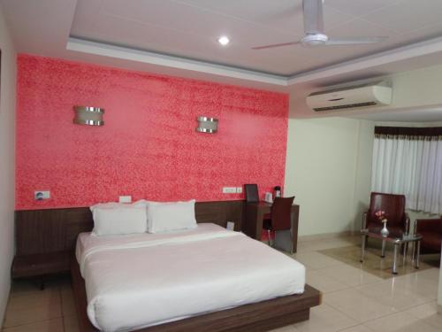 Capital O 38083 Grand Metro Hotel — hotel in Tijara