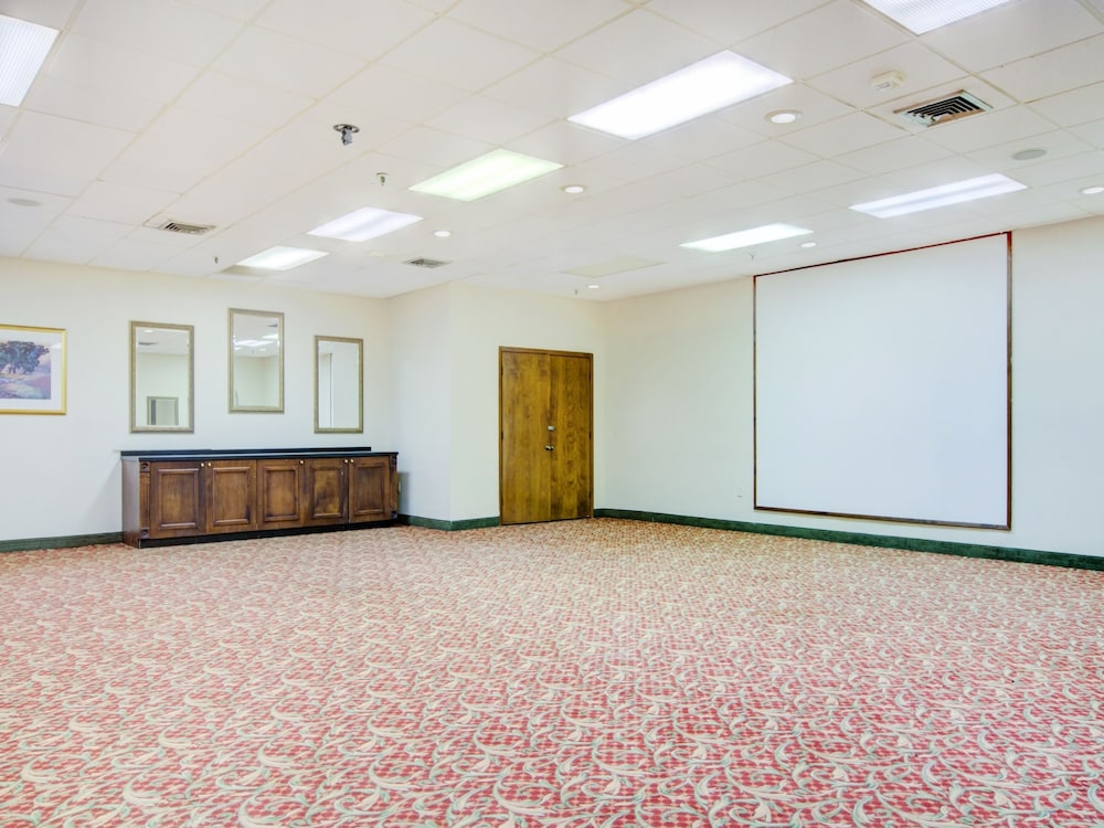 OYO Hotel Dundee By Crystal Lake - photo 41