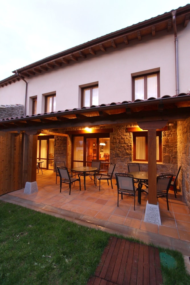 Casas Rurales Espargoiti I y II in Pamplona, Spain