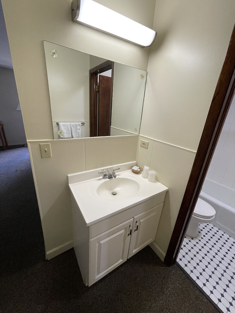 Vibe Inn Whirlpool Suites - photo 23