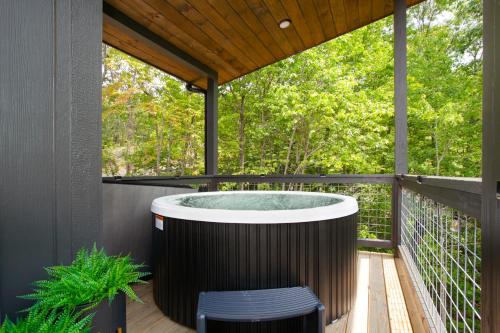 The Little Timber Cozy Hot Tub Fireplace in Townsend, United States