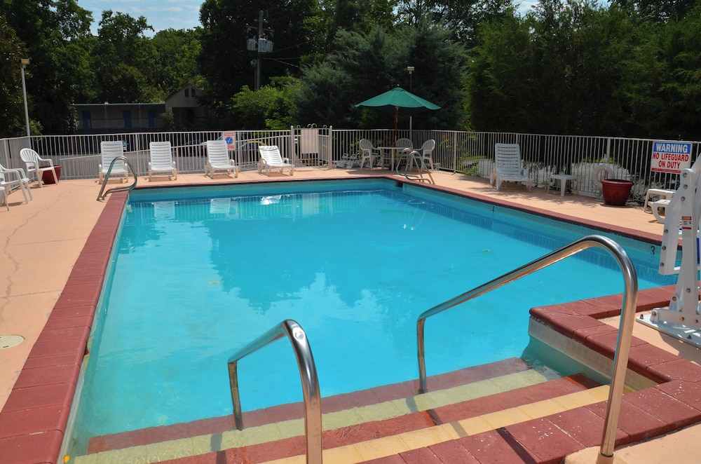 Red Roof Inn Williamsburg - photo 21