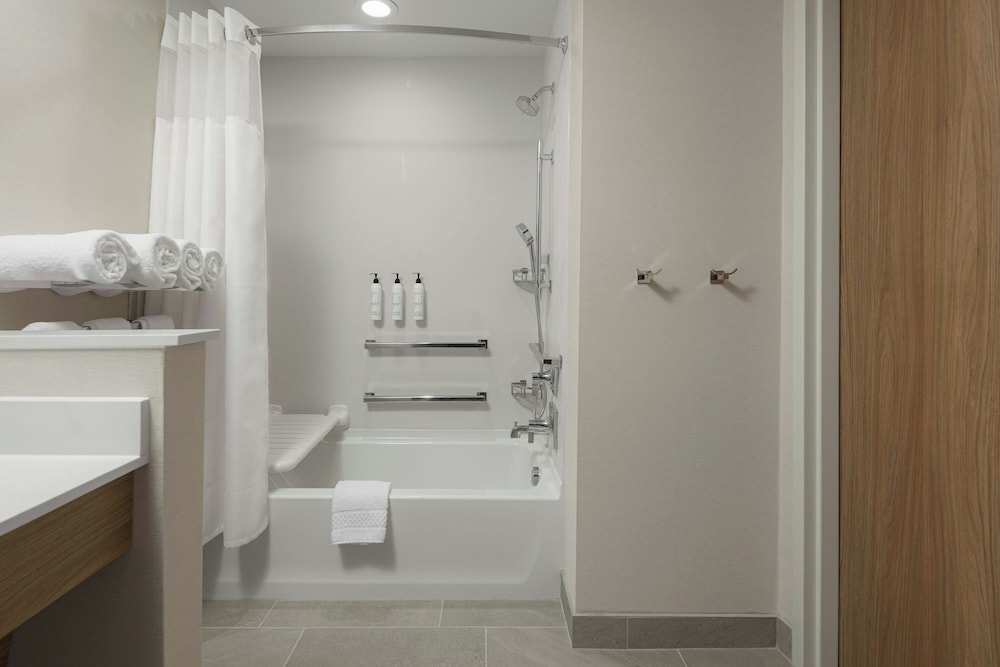 Fairfield By Marriott Inn & Suites Cincinnati Oakley - photo 17