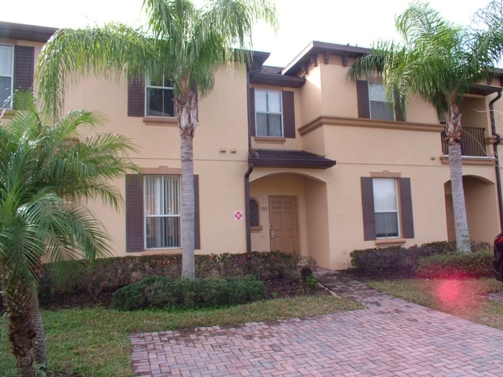 Traditional 4 Bed 3.5 Bath Townhome - photo 2
