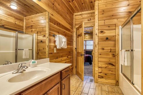 Lazy Bear Lodge Hot Tub Resort Pool WIFI 1089 FREE tickets each paid day Dollywood and More - photo 12