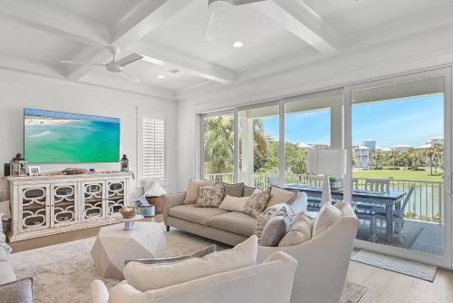E Scape Away - carbon neutral hotel in Destin