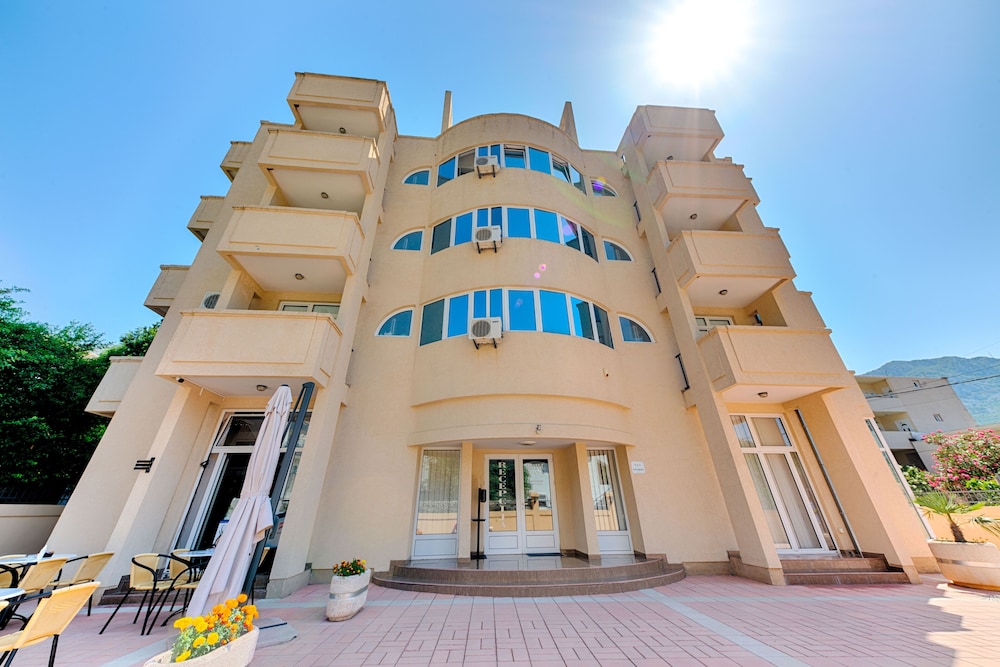 Hotel Dana — hotel in Podgorica