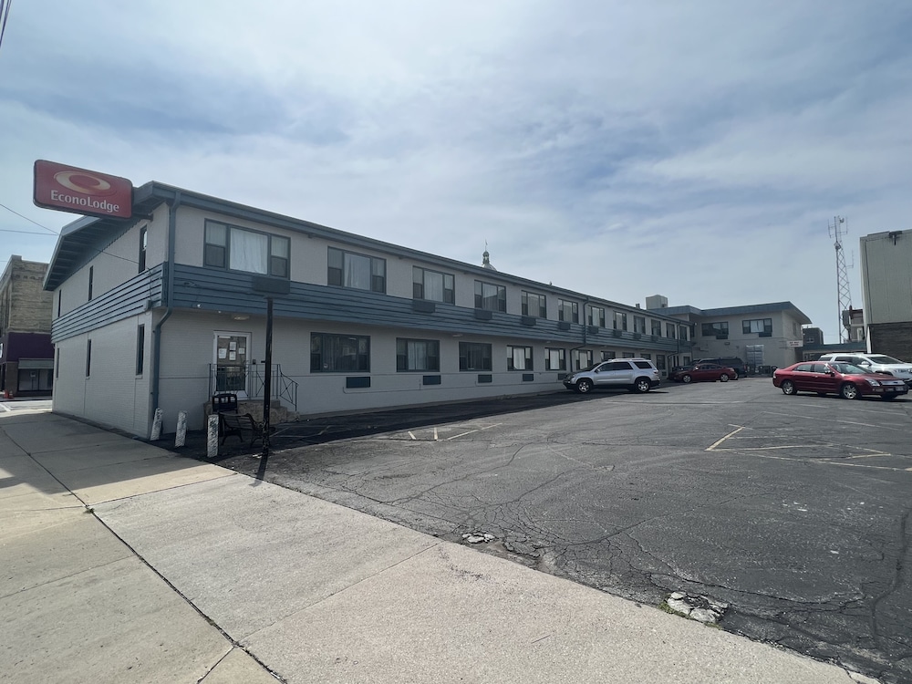 Days Inn by Wyndham Manitowoc - photo 19