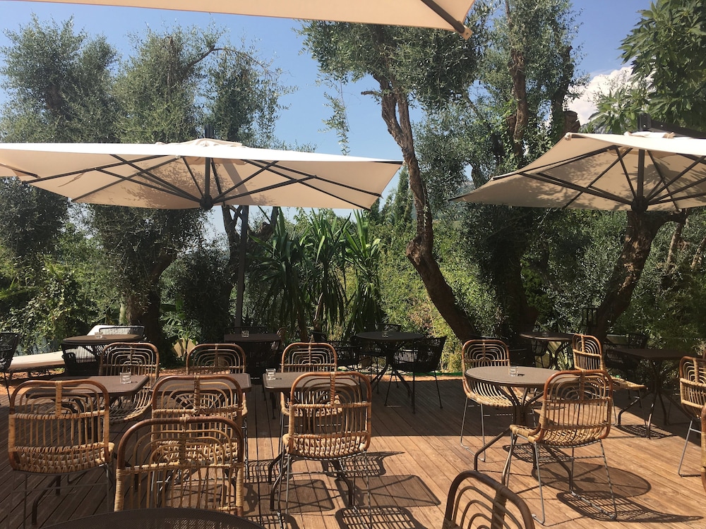 Avocado Hôtel Restaurant Bar in Saint-Jeannet, France