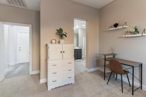 Modern 4BR Oasis Fireplace Patio & Spacious Family Room in Palmdale, United States