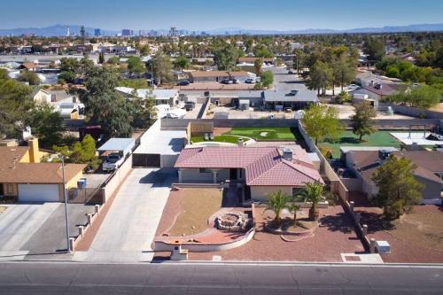 6 BR Oasis with Pool Pickle Ball Golf & More