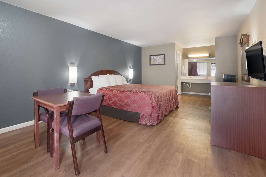 Econo Lodge Thomaston - photo 17
