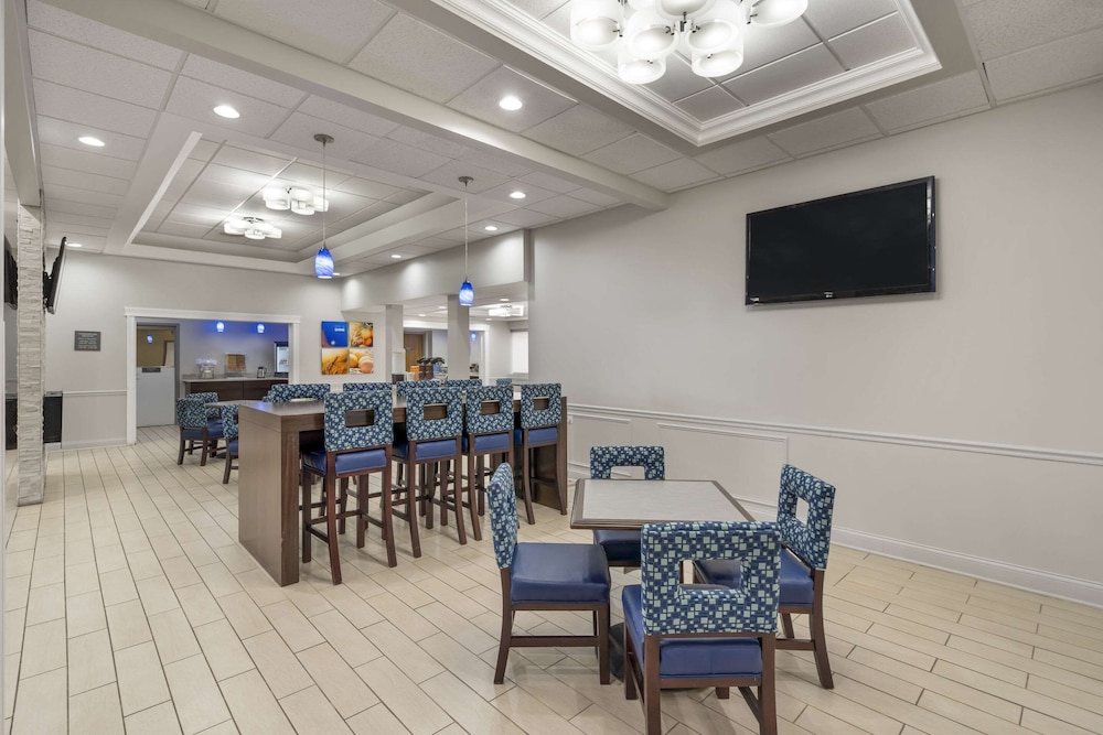 Comfort Inn & Suites Mundelein Vernon Hills - photo 24