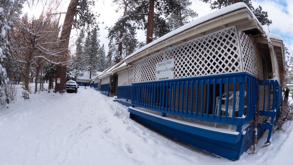 Cathy's Cottages - carbon neutral hotel in Big Bear City