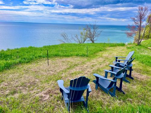 Brand New 5 Bedroom Lake Michigan Home Hot Tub — 4-Star Luxury Hotel in Ludington, United States