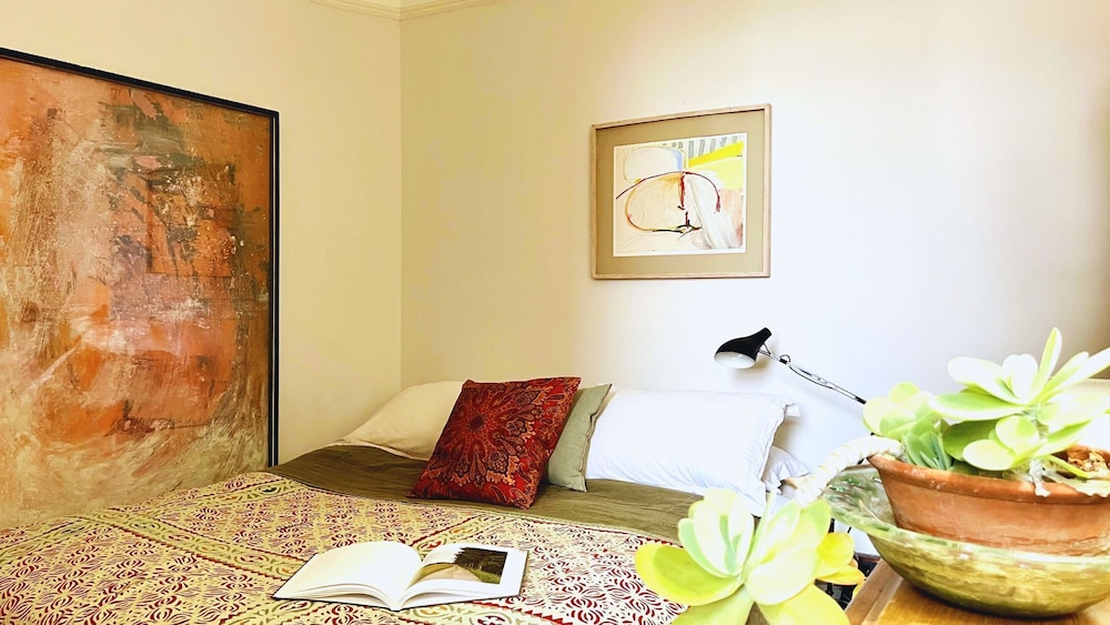 Lovely 3 bed Apartment & Garden & dog Friendly — 4-Star Luxury Hotel in London, United Kingdom
