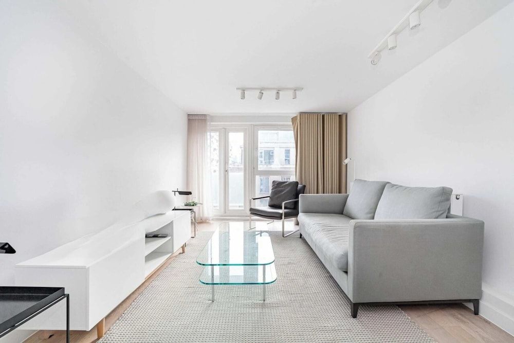 Modern Apartment With Balcony — 4-Star Luxury Hotel in London, United Kingdom