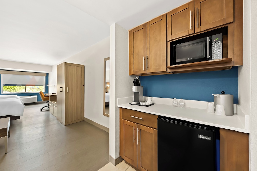Holiday Inn Express & Suites Raleigh NE Medical Ctr Area by IHG - photo 11