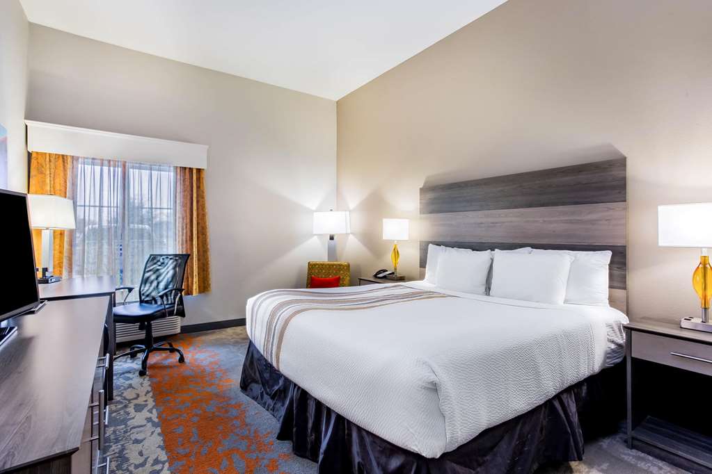 La Quinta Inn & Suites by Wyndham Andrews - photo 16