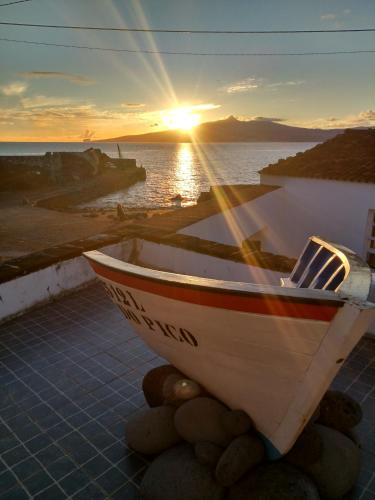 Casa do Guardião — 4-Star Luxury Hotel in Madalena, Portugal