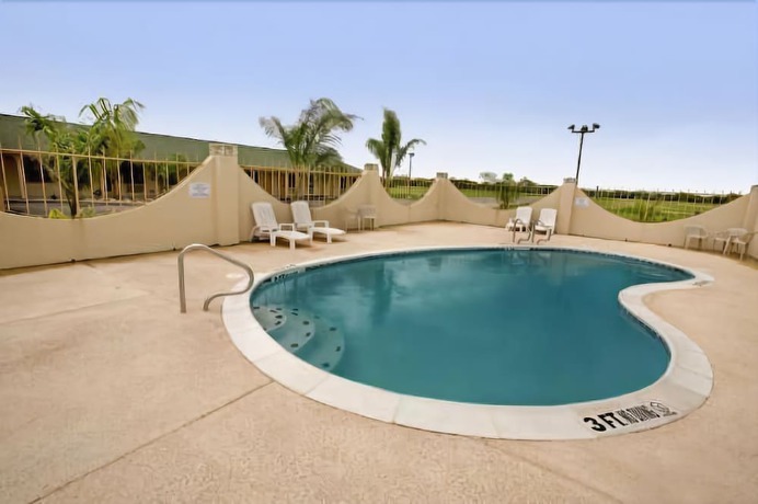 Riviera Inn & Suites - photo 2