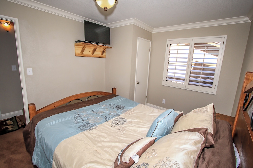 Summit Getaway Condo Affordable and ideally located Wood burning fireplace Walk to Ski Resort - photo 2